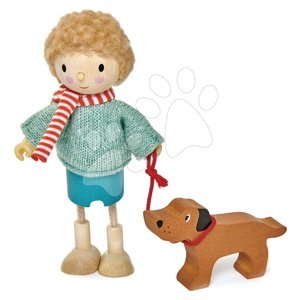 Fa apuka figura kutyussal Mr Goodwood Tender Leaf Toys pulcsiban sétálva
